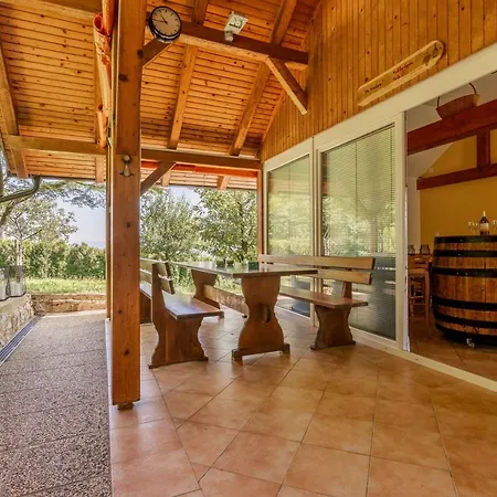 Vineyard Pri Krakaru - Happy